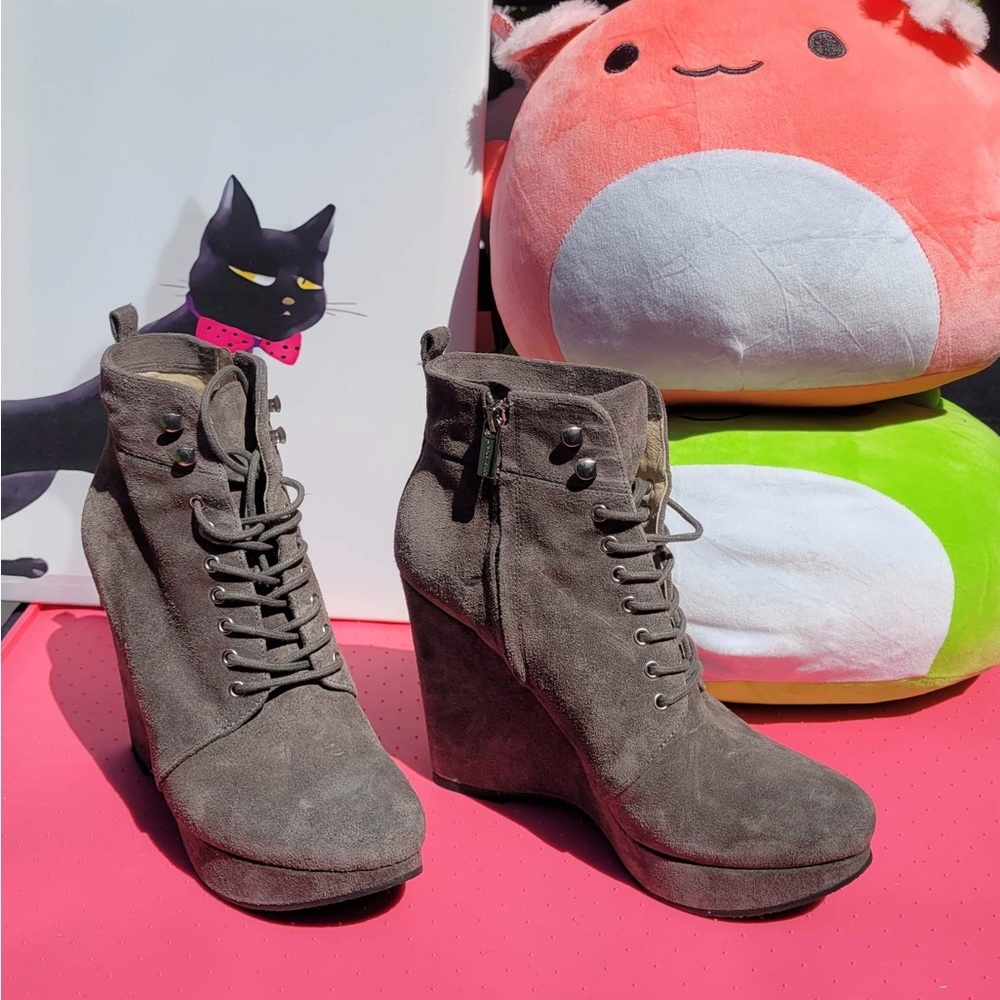 Brand New MK Boots (Size 9)
Velvet Grey